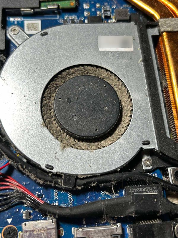 Вентилятор ноутбука ASUS, забитий пилом, до чистки