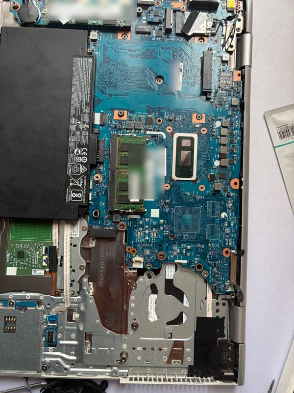 Розібраний ноутбук HP ProBook під час обслуговування